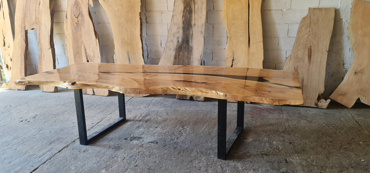 Mesa de tablones con resina epoxi y base en hierro