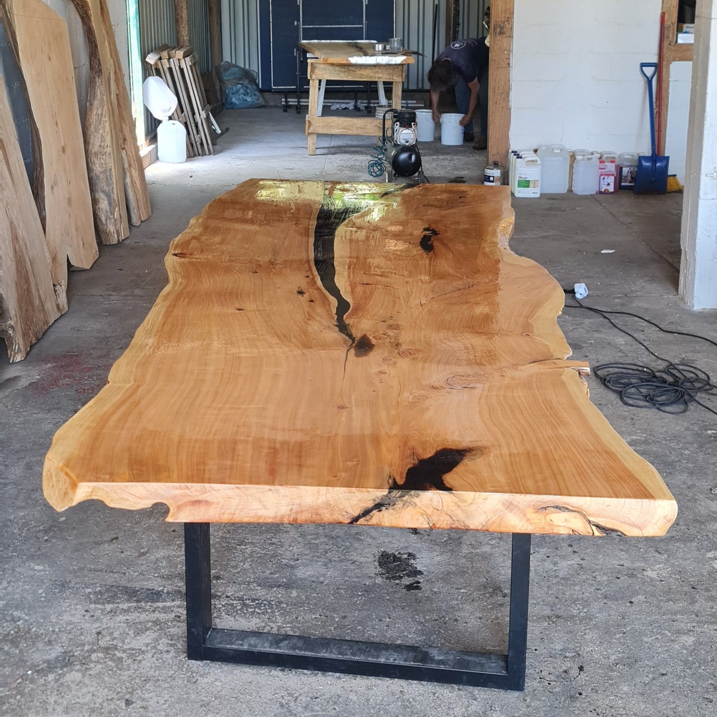 Mesa de tablones con resina epoxi y base en hierro