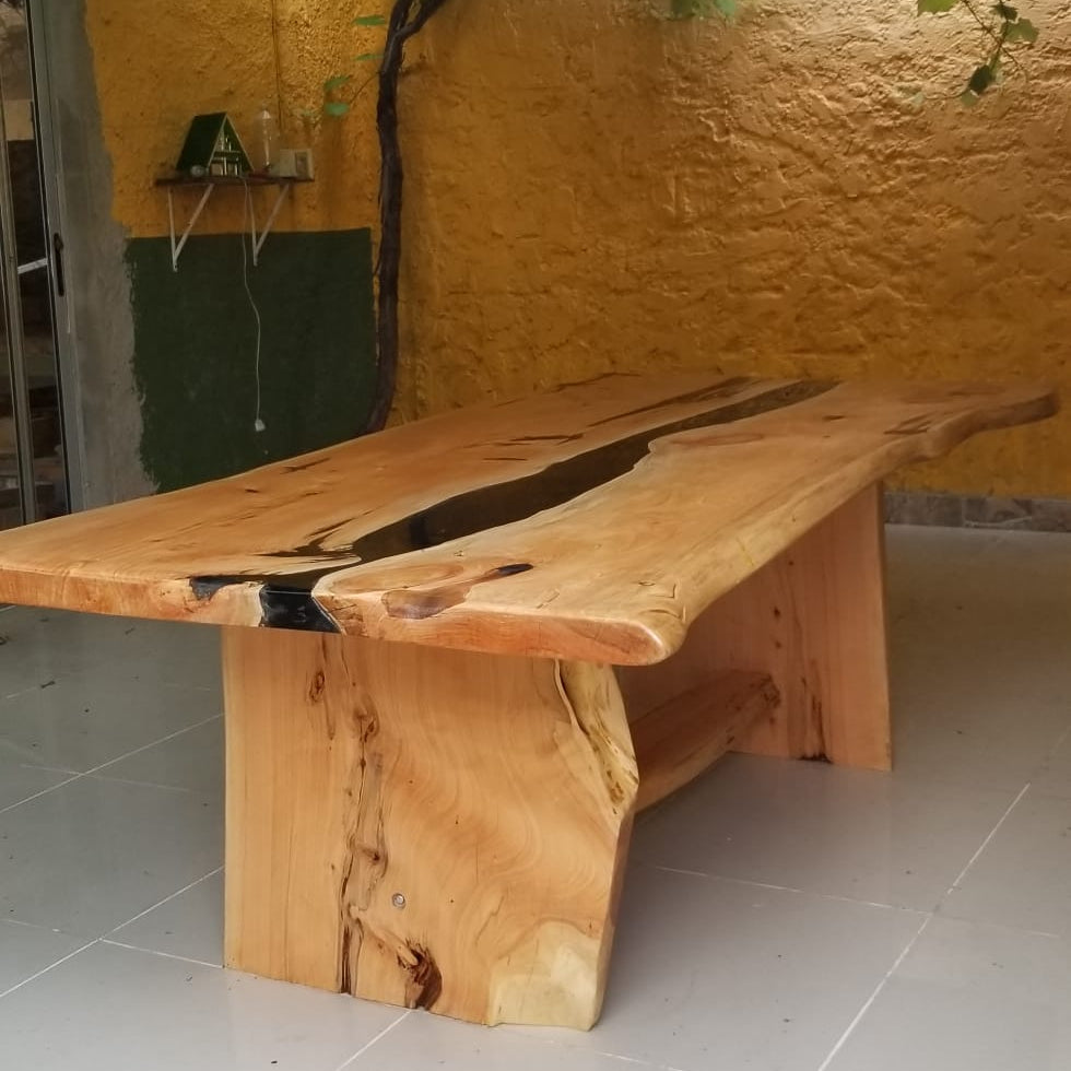 Mesa de tablones con resina epoxi y base en hierro