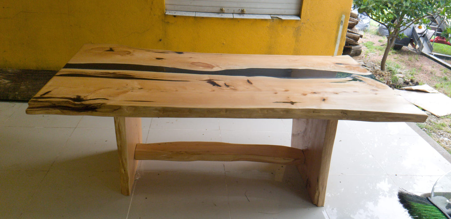 Mesa de tablones con resina epoxi y base en hierro