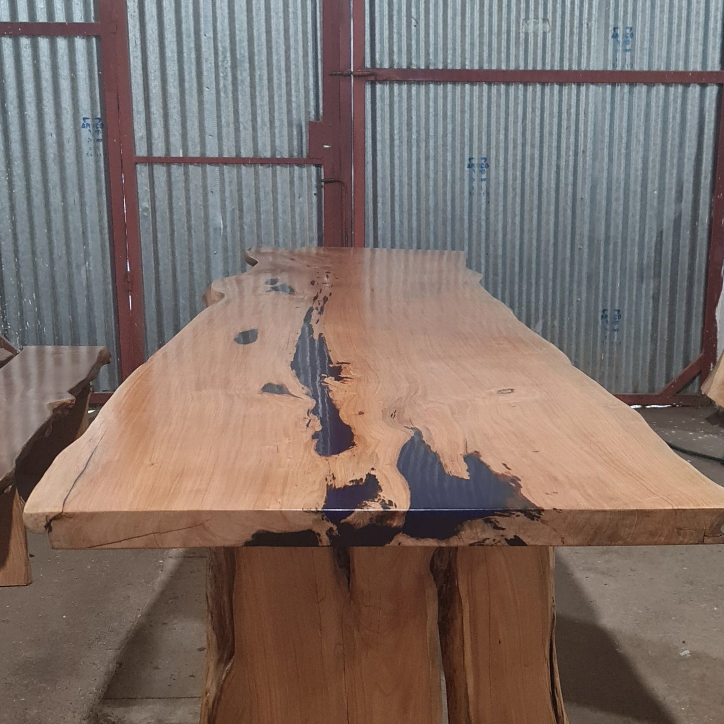 Mesa de tablones con resina epoxi y base en hierro