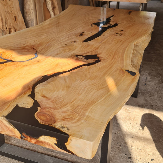 Mesa de tablones con resina epoxi y base en hierro