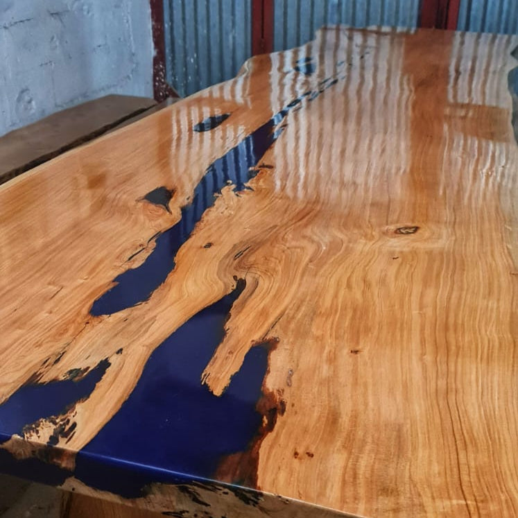 Mesa de tablones con resina epoxi y base en hierro