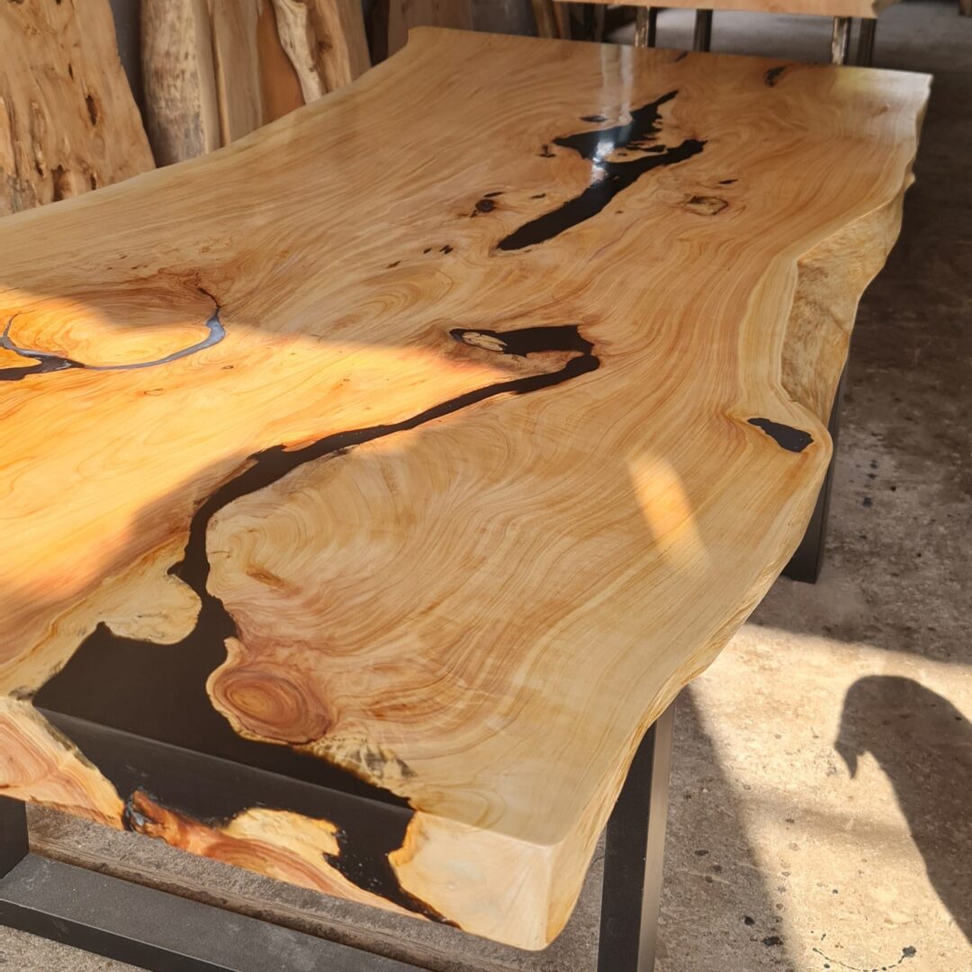 20220727_135913.jpg Mesa de tablones con resina epoxi y base en hierro