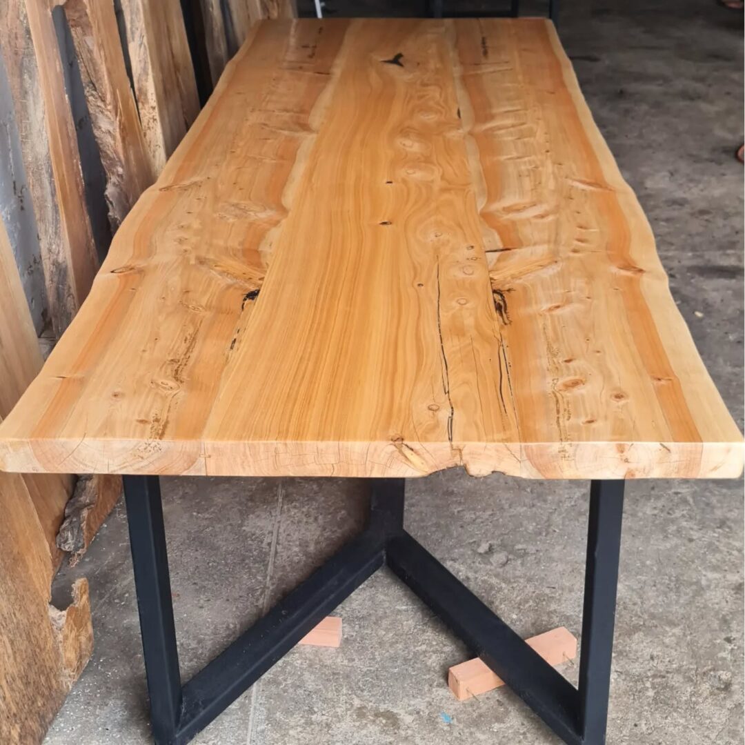 426743946_3204422003187123_3471544914802640624_n Mesa Multi Slab (tablones ensamblados) · Base de hierro