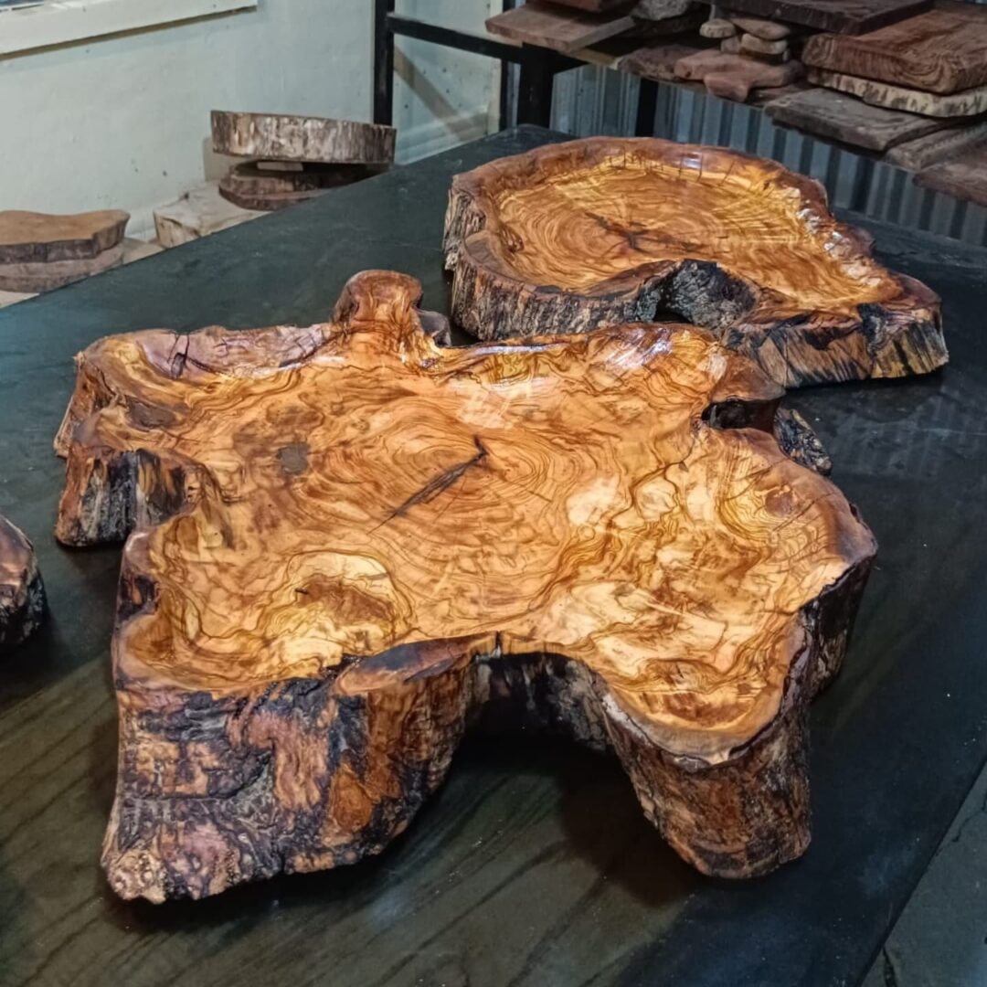 Fuente de madera de olivo rústica