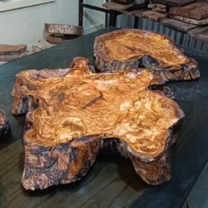 Fuente de madera de olivo rústica