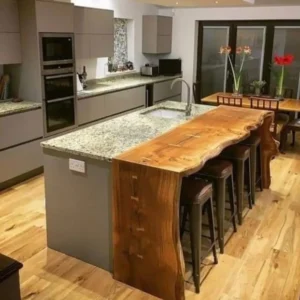 Barra de ciprés de canto vivo. Base en Madera