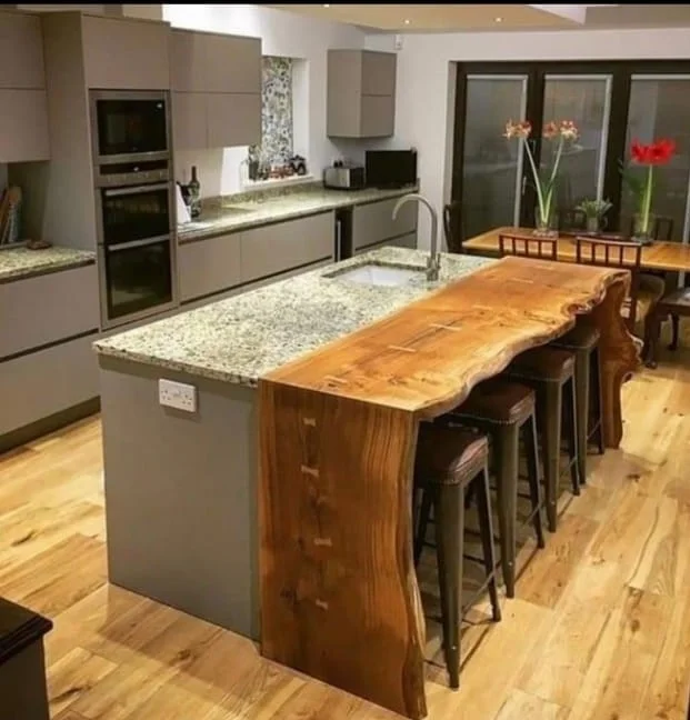 Barra de ciprés de canto vivo. Base en Madera