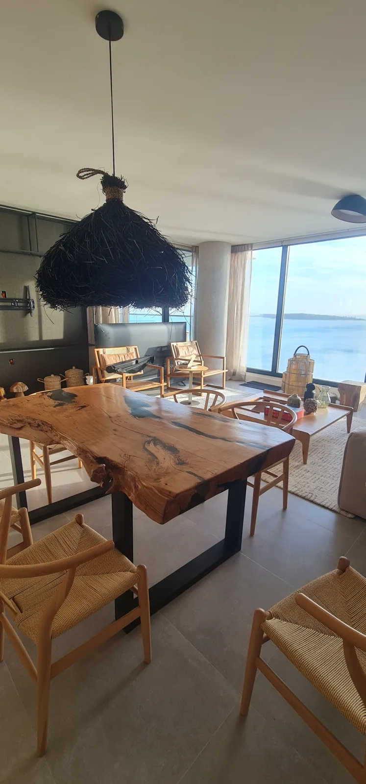 Mesa de madera maciza a medida integrada en un hogar uruguayo