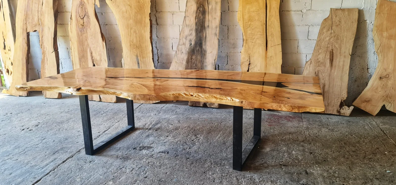 Mesa de madera maciza con canto vivo y grandes tablones naturales en el taller de Wood