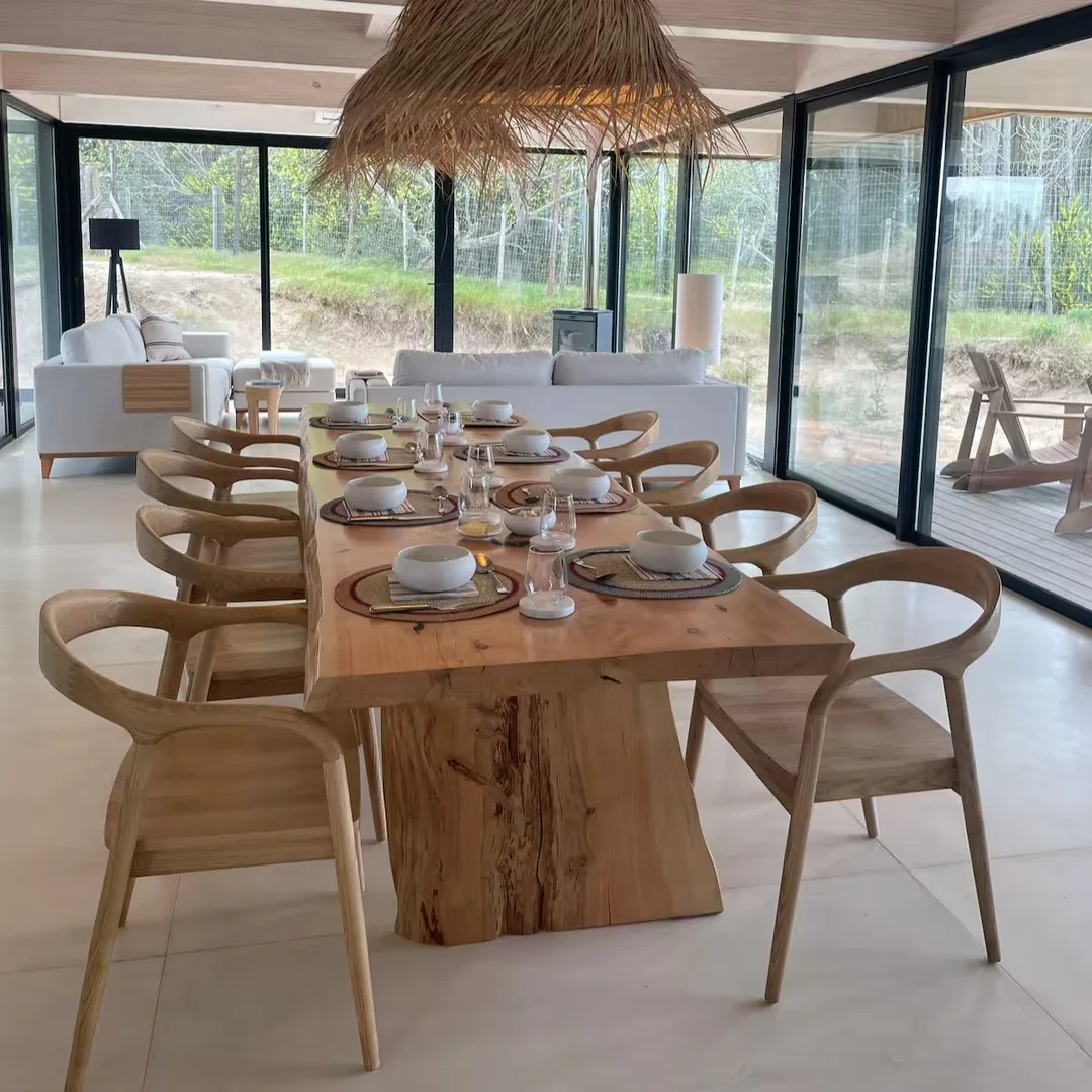 Mesa de comedor artesanal de madera maciza Wood Uruguay en un hogar luminoso