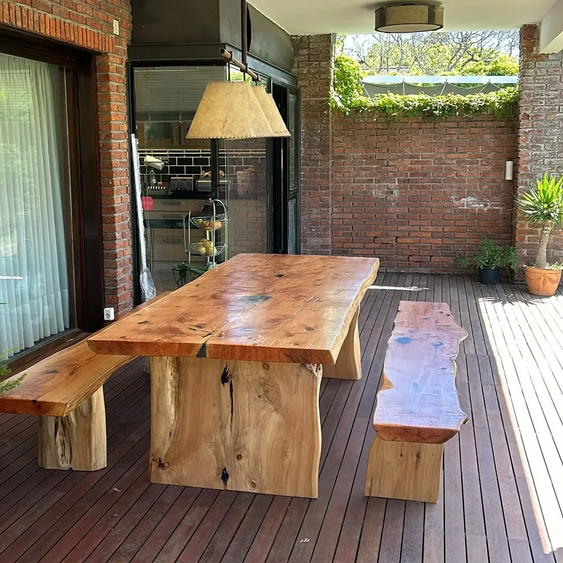 Juego de mesa y bancos de madera maciza artesanal para barbacoa y espacios de exterior