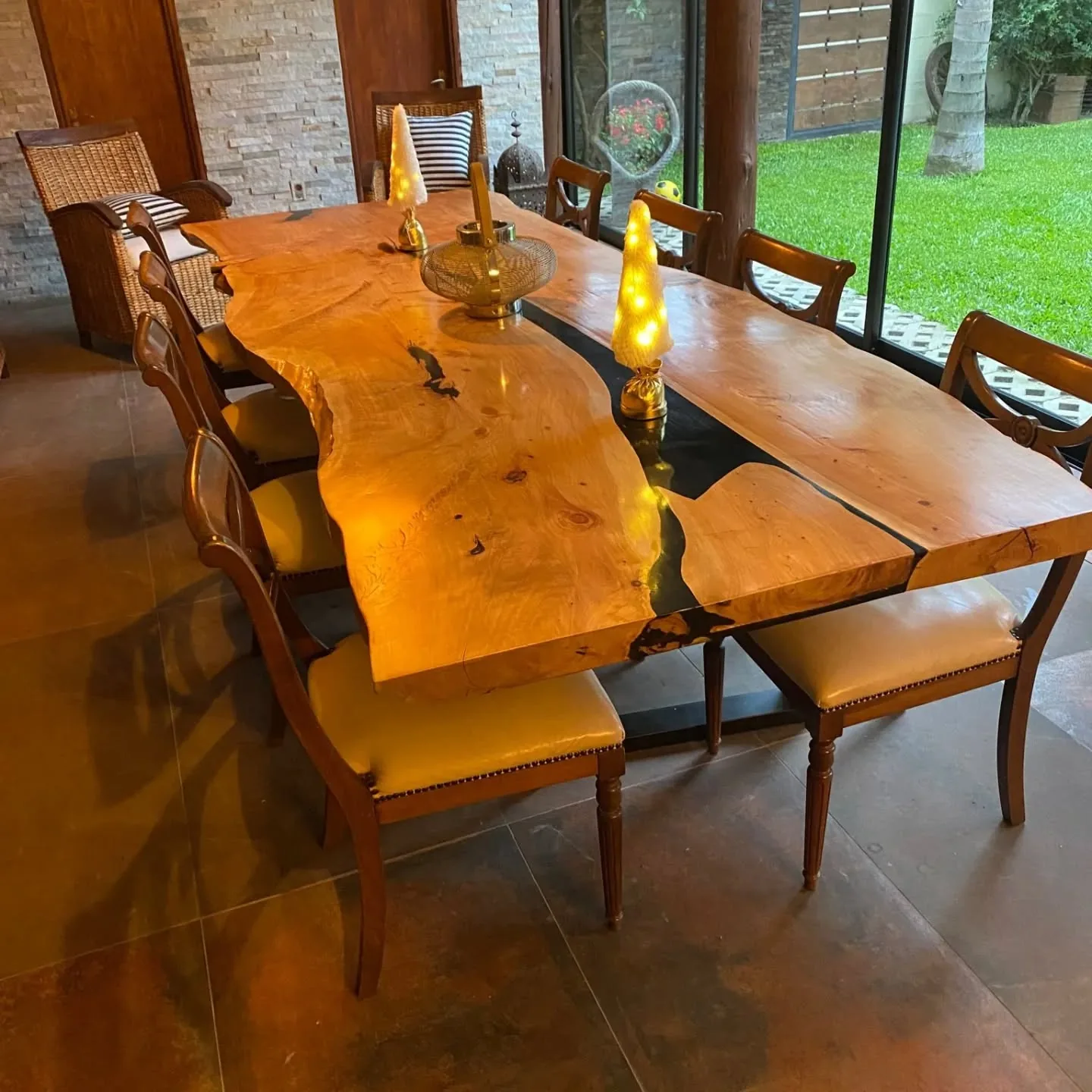 Mesa artesanal de madera maciza con detalles de resina epoxi y terminación natural