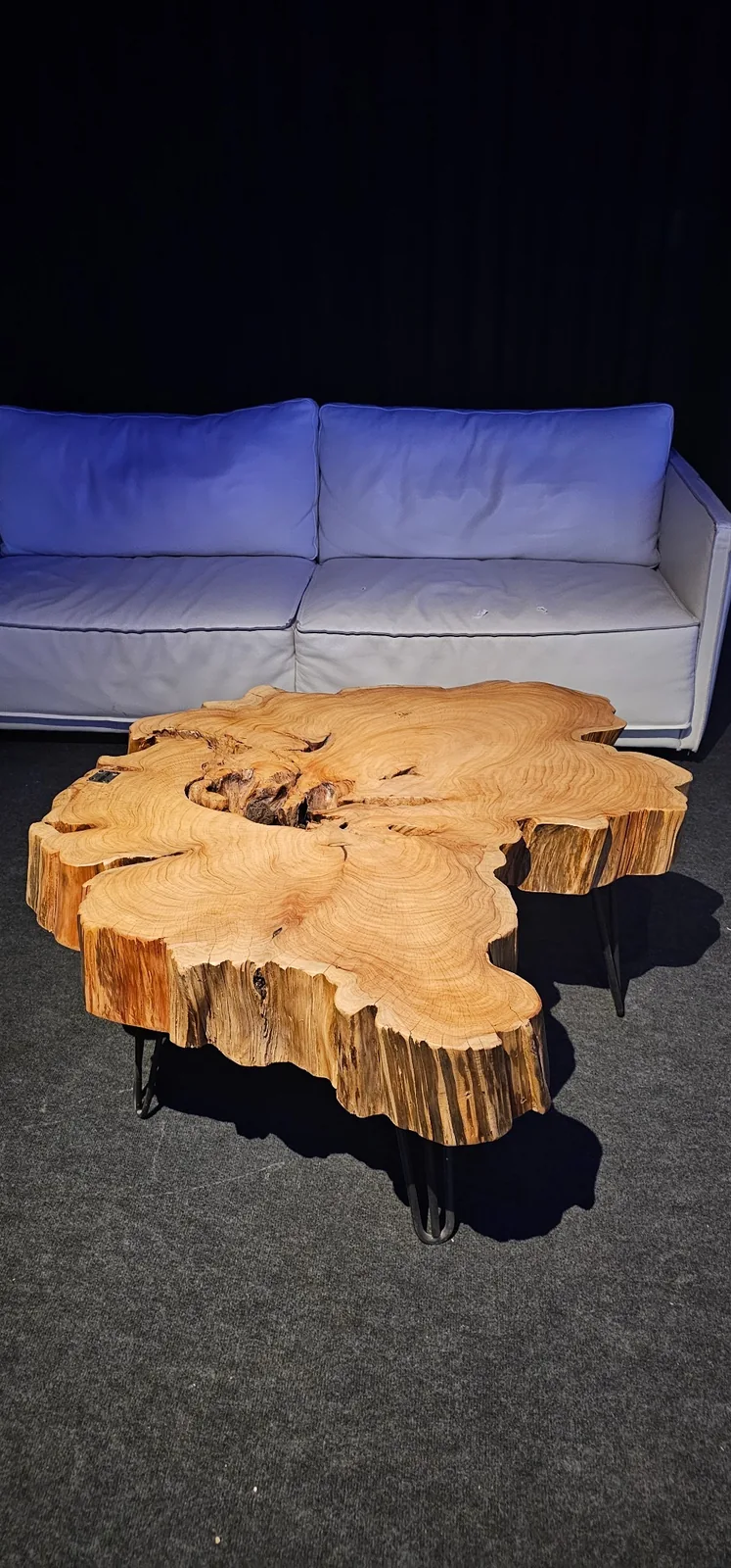 Mesa ratona artesanal de madera natural con corte orgánico y base de hierro Wood Uruguay